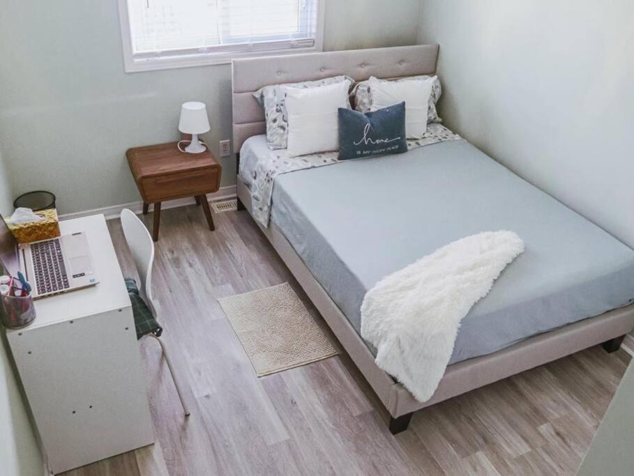 Kitchener-Waterloo Cozy House Villa Bagian luar foto