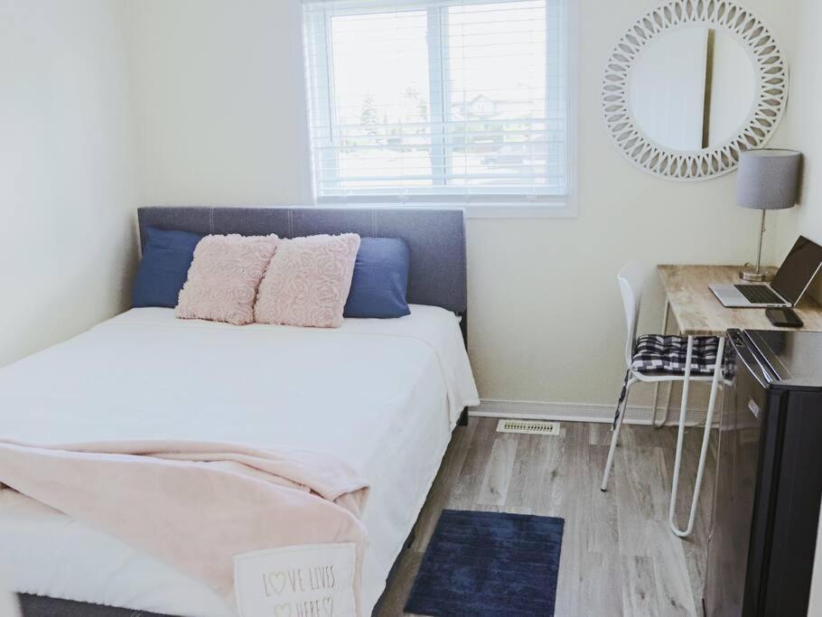 Kitchener-Waterloo Cozy House Villa Bagian luar foto